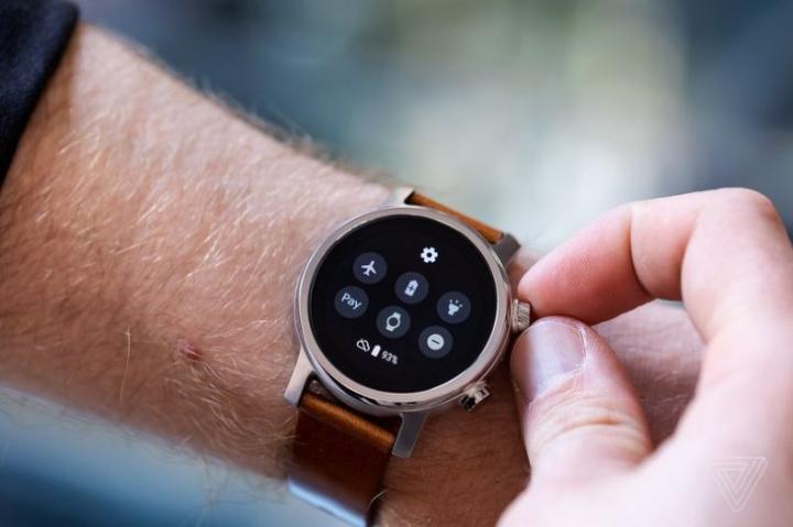 eBuyNow показала умные часы Moto 360 (фото)