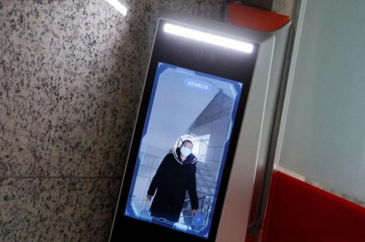 В Китае разработана технология распознавания лиц в масках (фото)