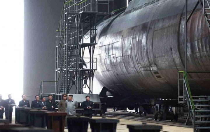 В Северной Корее построили новую ракетную субмарину (фото)
