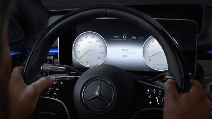 Mercedes-Benz частично рассекретил новый S-Class (фото)