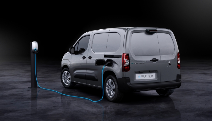 Peugeot дополнил популярный фургон электрифицированной версией (фото)