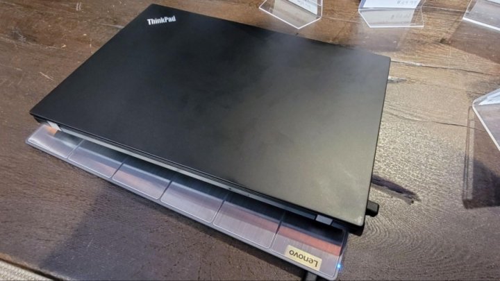 Lenovo представила беспроводную зарядку для ноутбуков