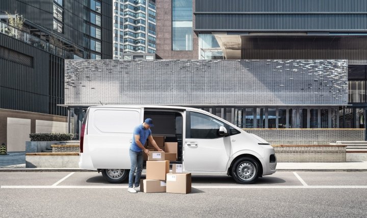 Hyundai начала продавать бюджетную версию Staria в формате фургона (фото)